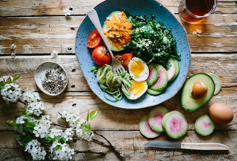 Bunter Salatteller mit Avocado, Tomaten und Kräutern