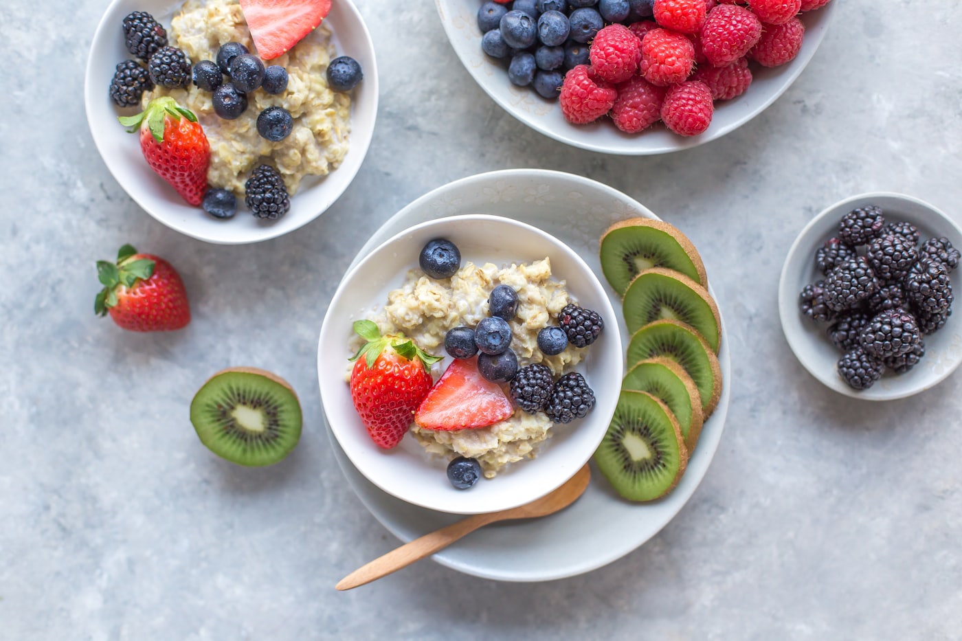 Frühstücksbowl mit Hafer, Beeren und Kiwi — das Fundament der Portfolio-Diät